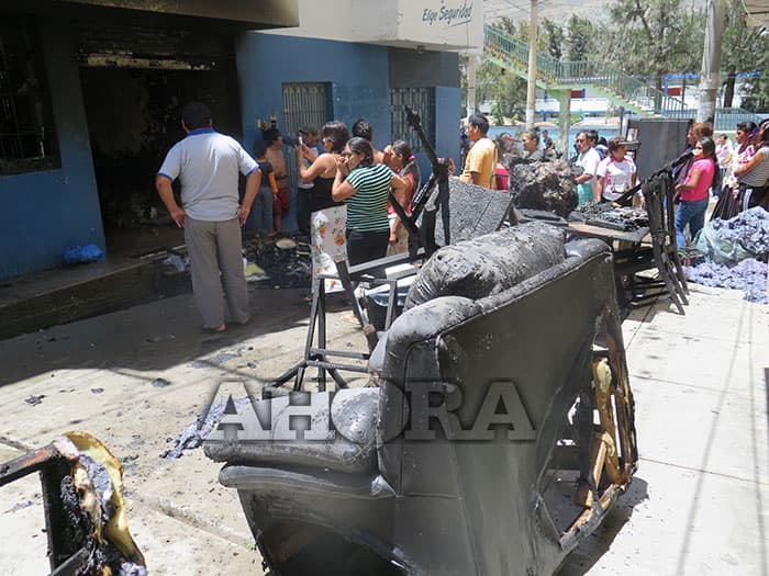 Incendio devora almacén de tapicería