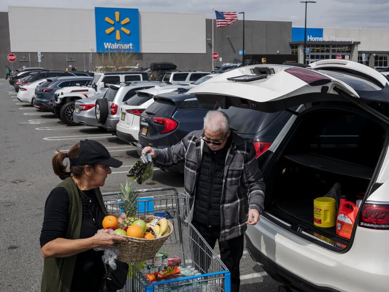 Trump arremete contra Walmart y Mattel tras advertir sobre aumentos de precios por aranceles