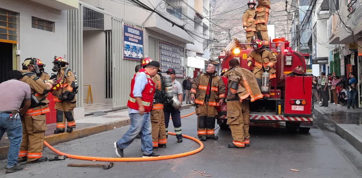 Fuego en edificio de heladería deja dos afectados y evidencia falencias de seguridad doméstica