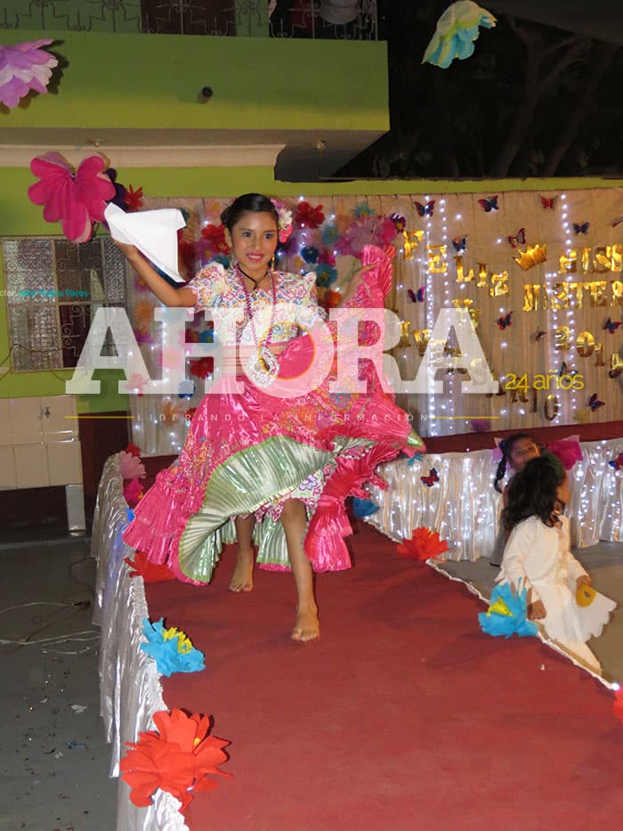 Escolares se lucen en desfile de modas
