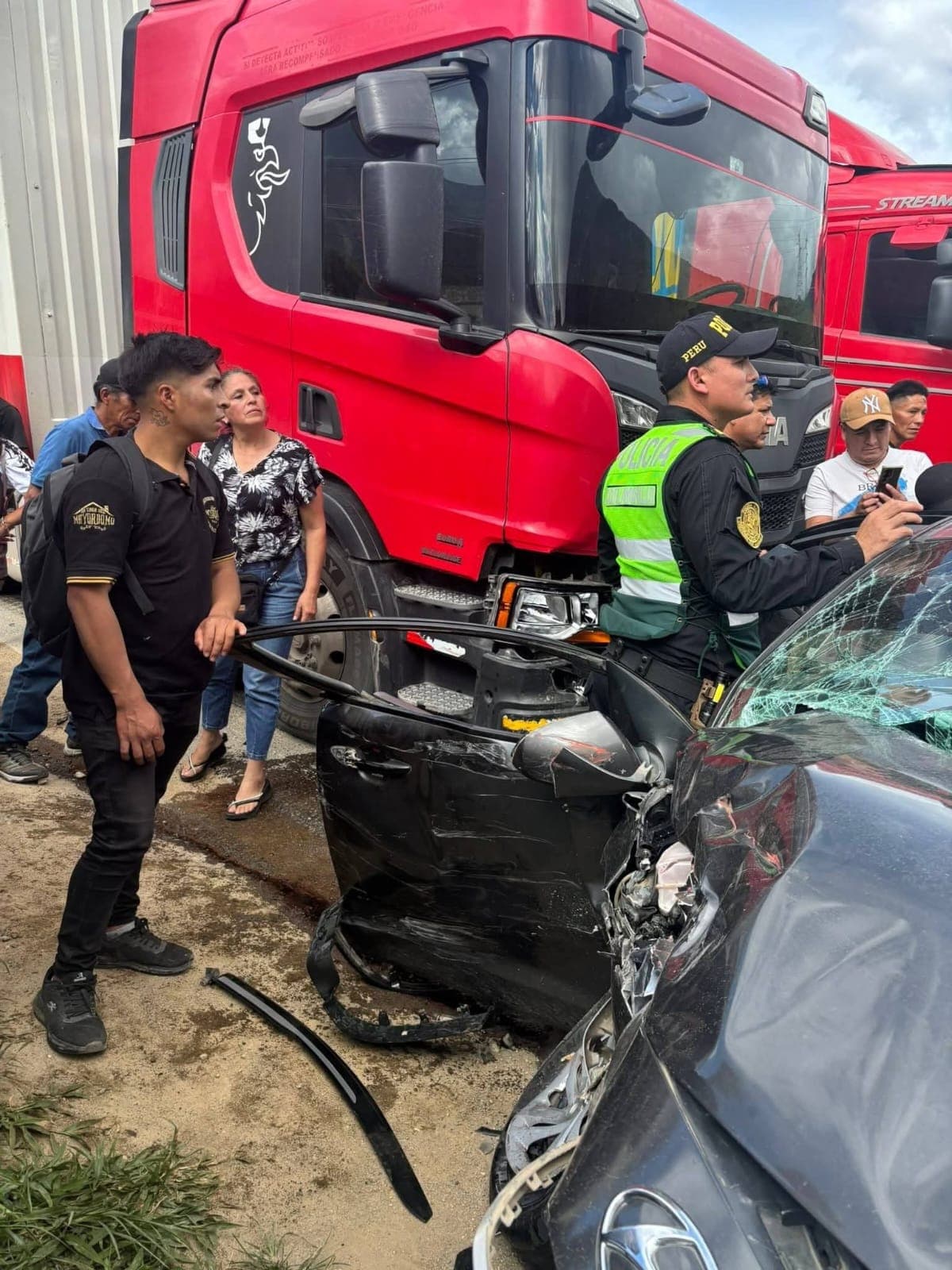 Automóvil habría invadido carril contrario y provocado violento choque con tráiler en Santa María del Valle