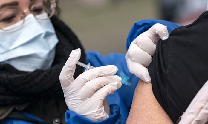Conoce  las 487 personas que fueron vacunadas fuera de los ensayos
