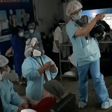 Pacientes COVID-19 atendidos a la intemperie se mojan bajo lluvia