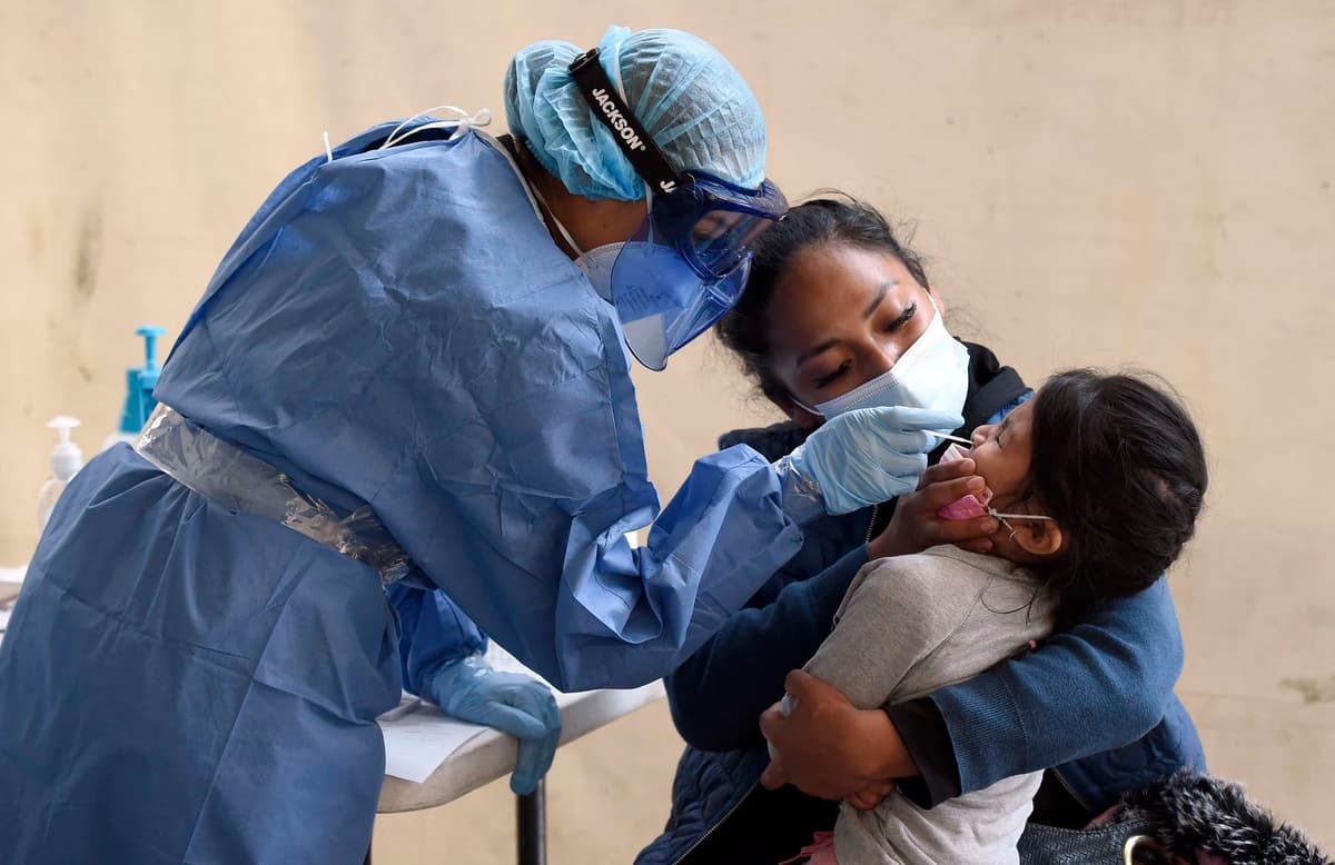 Reportan aumento de contagios por COVID-19 en niños y adolescentes