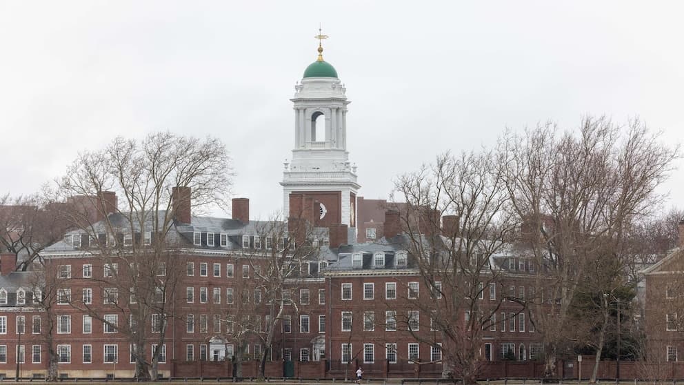 Medida del gobierno de Trump veta inscripción de extranjeros en Harvard