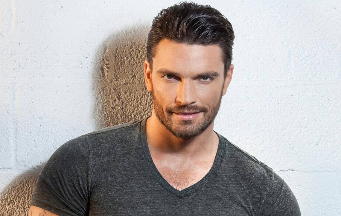 Julián Gil celebrando 35 años de trayectoria artística
