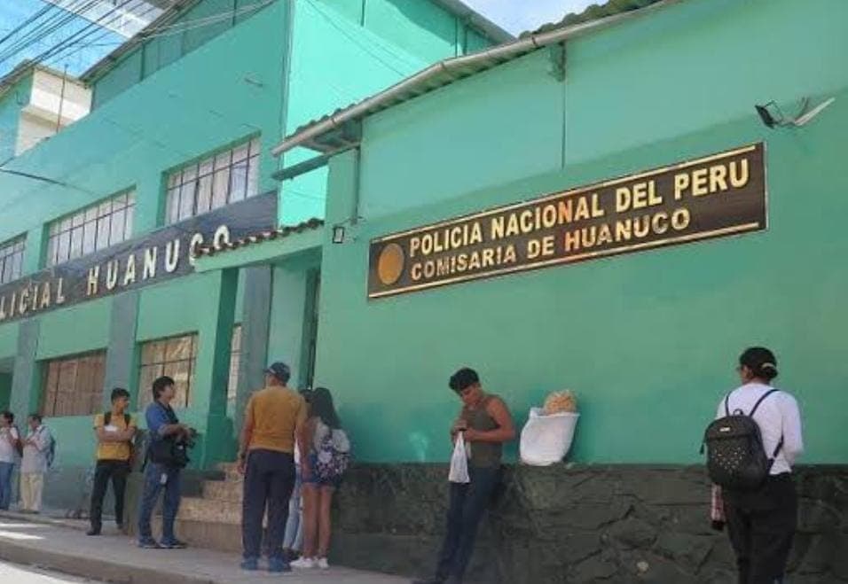 ¡Ataque en plena calle! Mujer es acuchillada por su expareja tras negarse a retomar relación