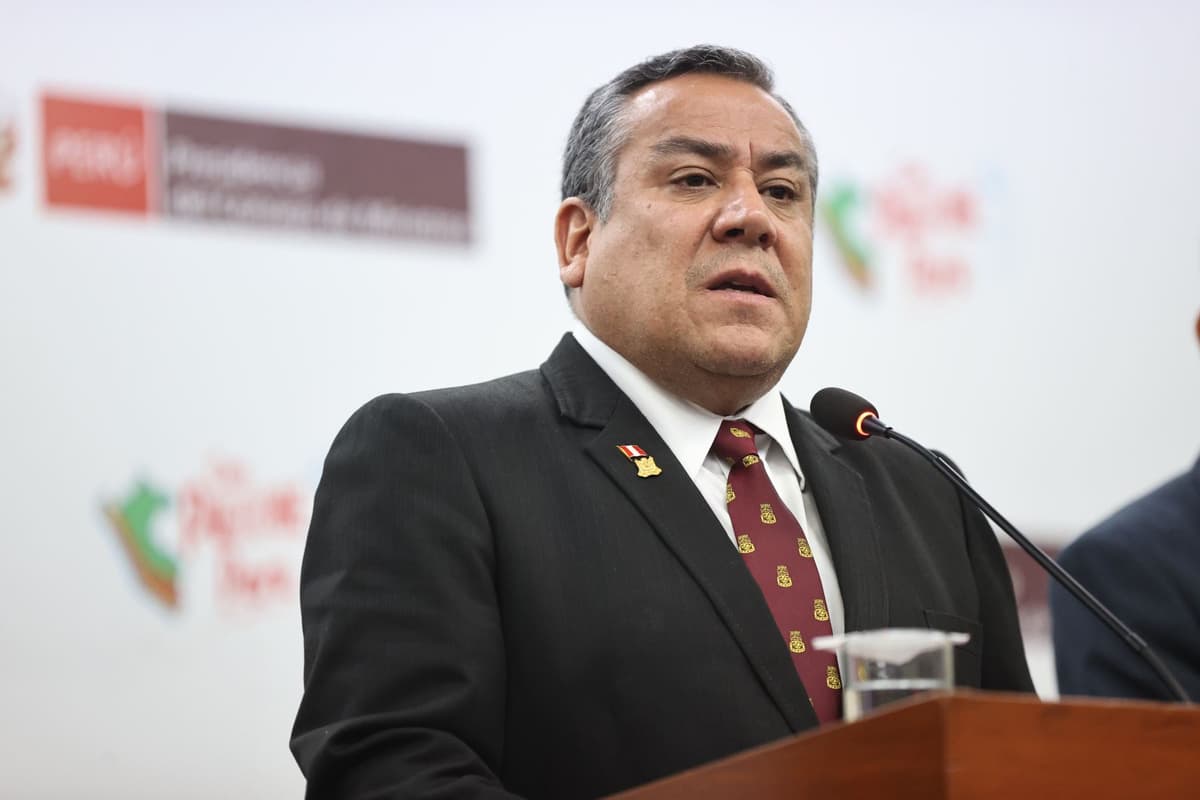 Gustavo Adrianzén renuncia a la PCM en medio de presiones políticas y cuestionamientos por Pataz