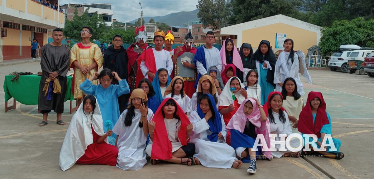Estudiantes del colegio César Vallejo escenificaron la pasión y muerte de Jesucristo