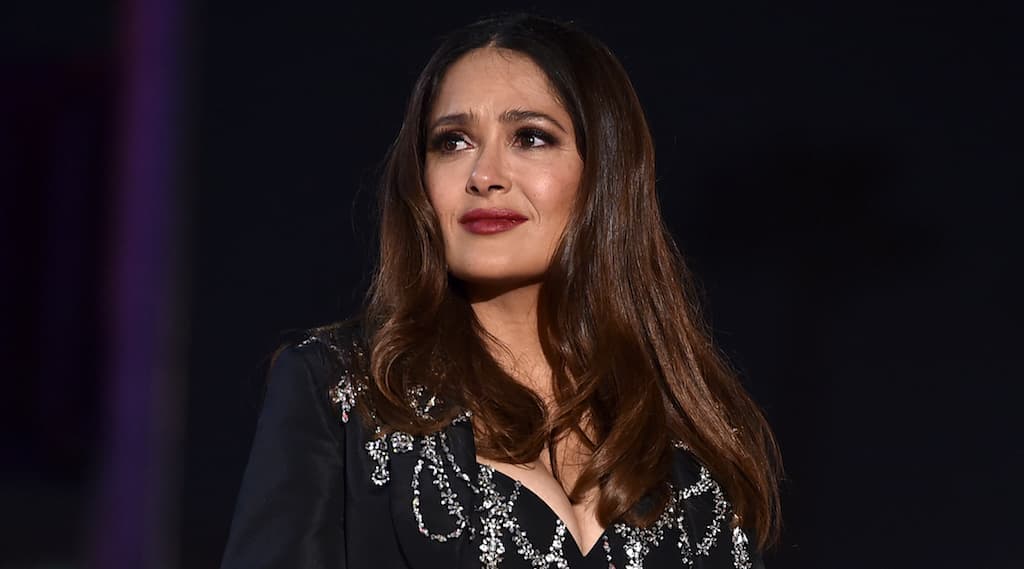 Salma Hayek promociona ‘House of Gucci’ con su pecho