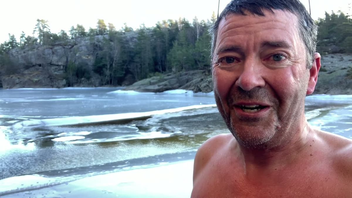 El vloguero noruego Tor Eckhoff tras caer en un lago congelado en el municipio de Kongsberg