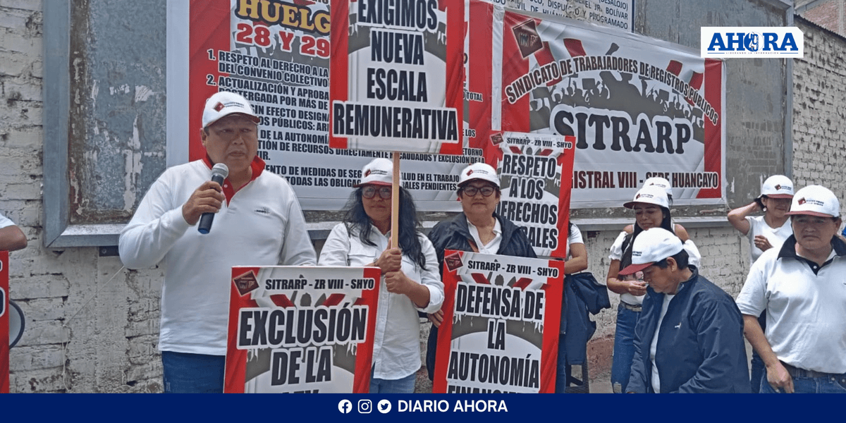 Trabajadores de registros públicos exigen incremento salarial en protesta frente a la SUNARP