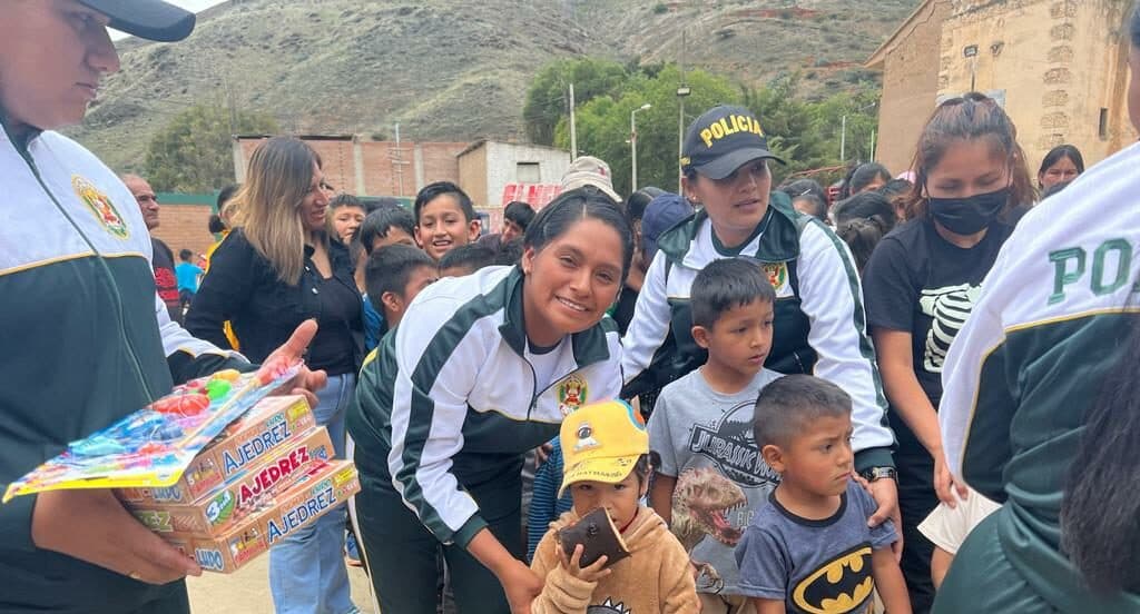 Policías llevan alegría a los niños del poblado de Cascay