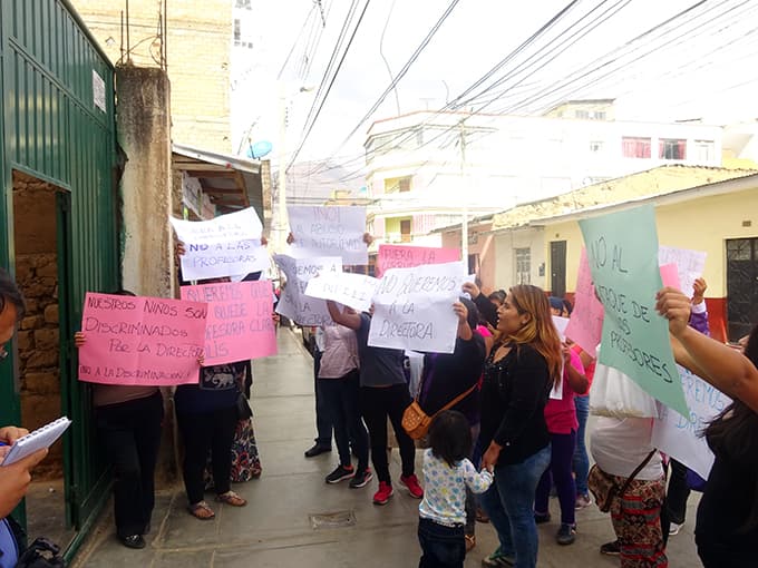 Madres exigen destitución  de directora de I. E. n.º  013