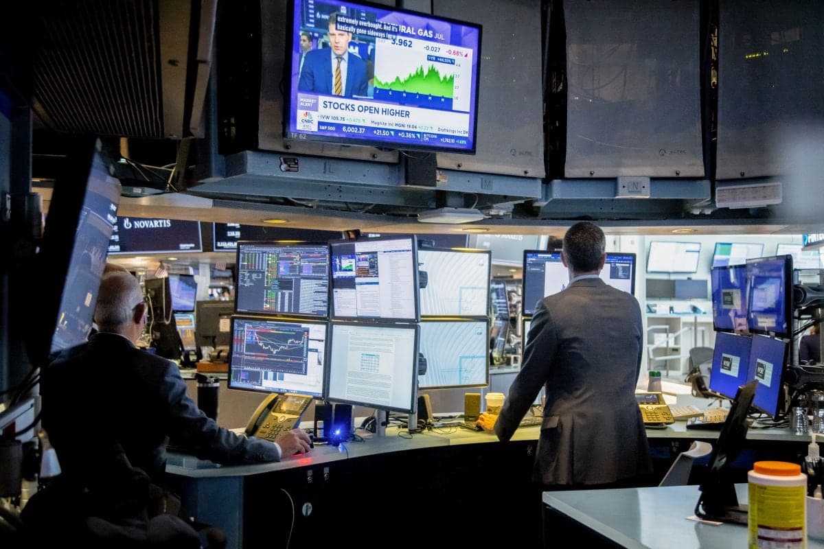Tras el ataque de EE UU a Iran inversores buscan seguridad Que implicaciones tiene esto para el dolar
