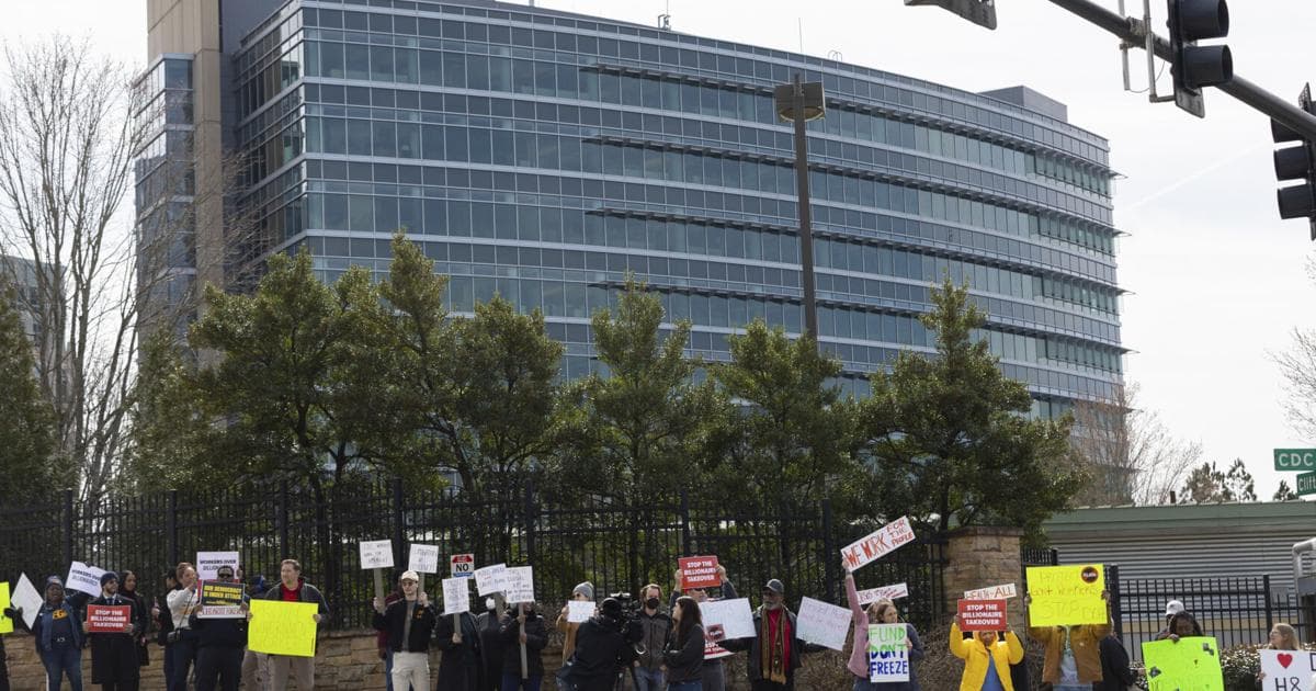 Recortes en el C.D.C. ponen en riesgo la salud nacional, según críticos.
