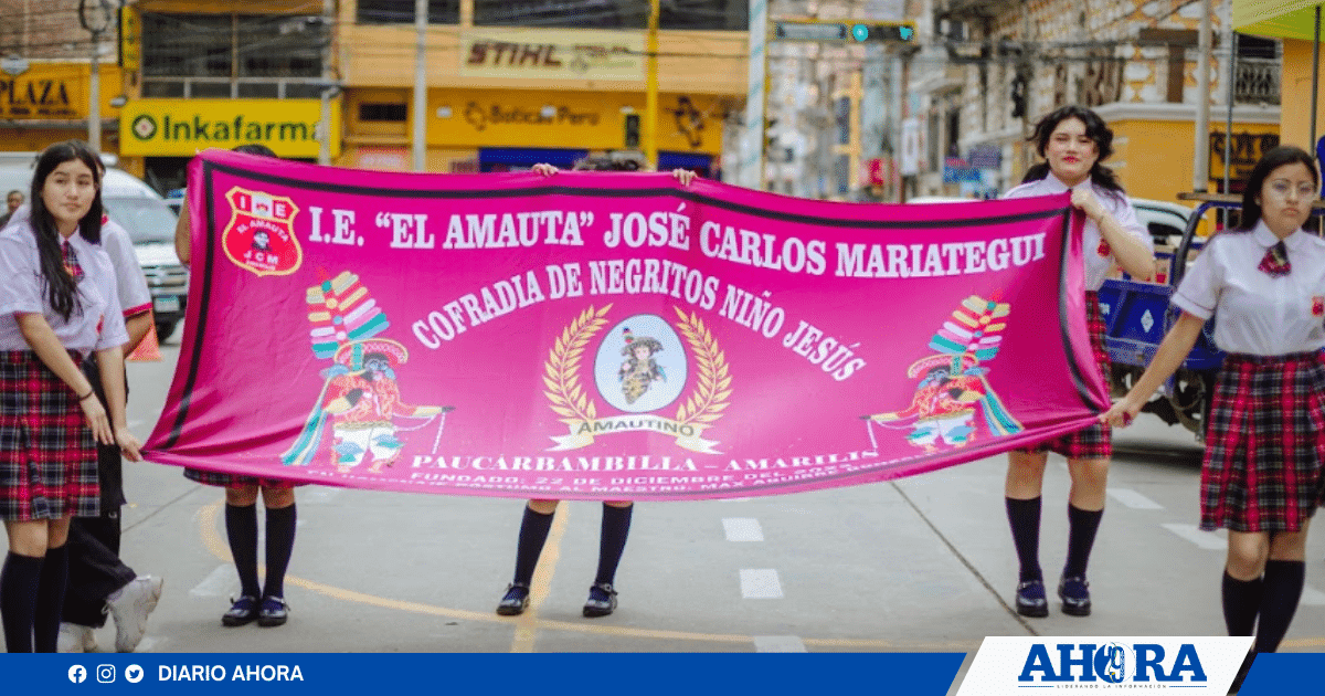 Cofradía de Institución Educativa El Amauta celebra Navidad danzando