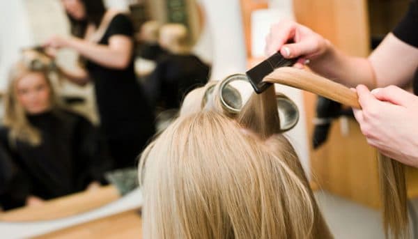Salones de belleza presionan por medidas ante lenta recuperación del sector