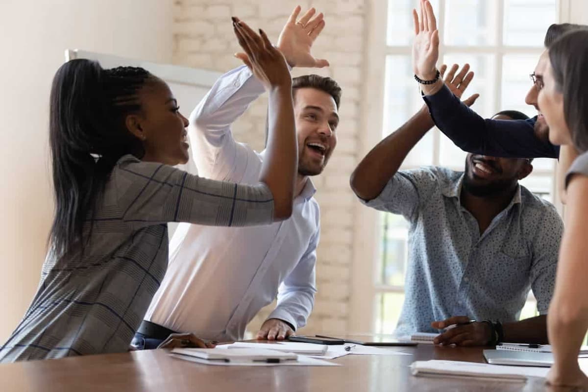 ¿Cuál es el impacto de los incentivos de motivación del personal en la productividad?