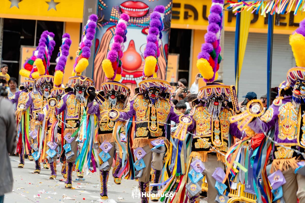 Turistas de Cajamarca, Pasco y Pucallpa llegan a Huánuco y se suman a la tradición de la Danza de Los Negritos