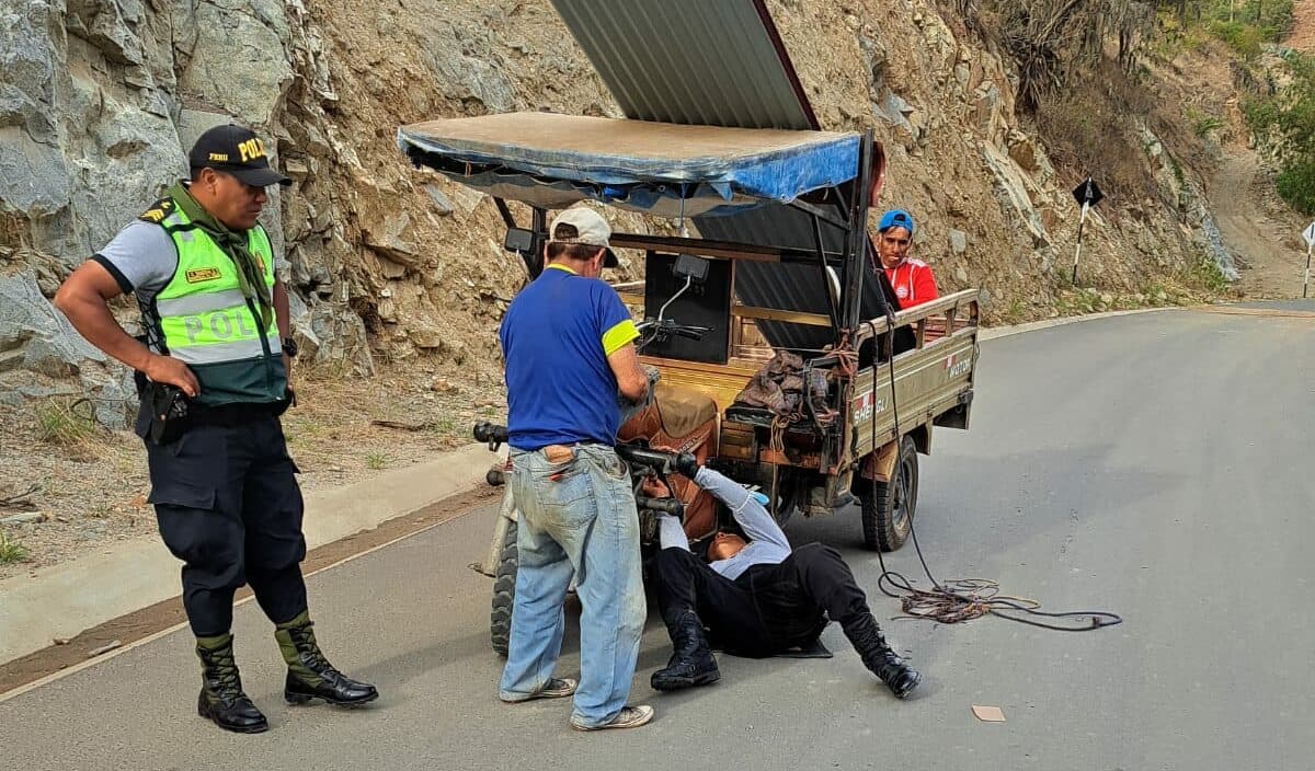 Policías hacen de mecánicos para salvar a transportista que quedó varado