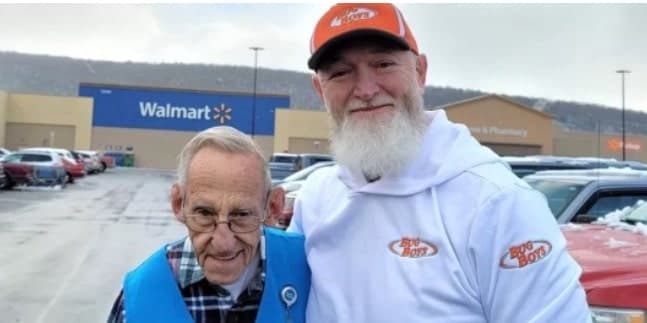 Un vídeo viral recauda 100 000 dólares para un empleado de Walmart de 82 años y le permite jubilarse