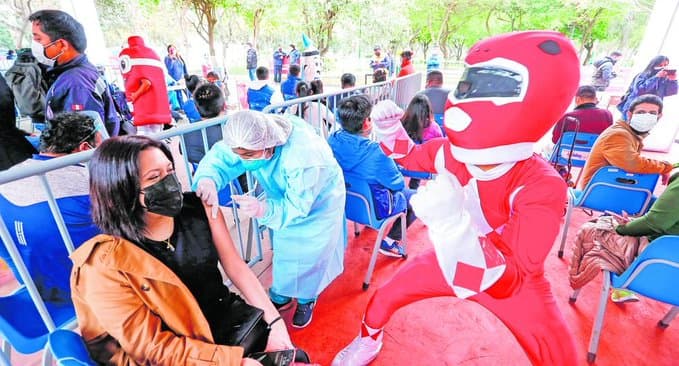 Perú: Entusiasmo de jóvenes en colas por la vacuna contra la COVID-19
