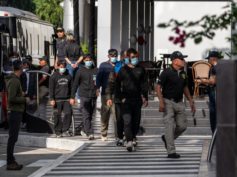 Deportados a Panamá por la administración Trump confinados en campamento selvático.