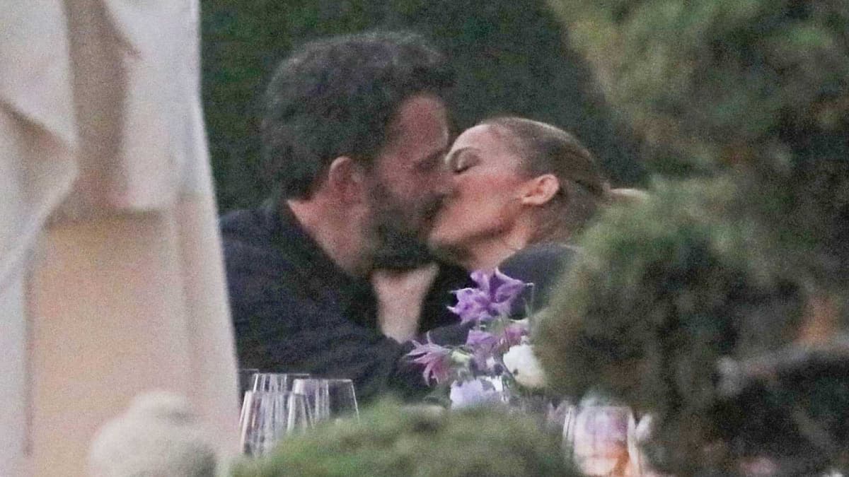Un beso confirma el romance de Jennifer López y Ben Affeck 