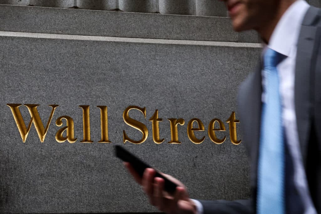 Wall Street cierra en positivo con la mirada puesta en una tregua comercial