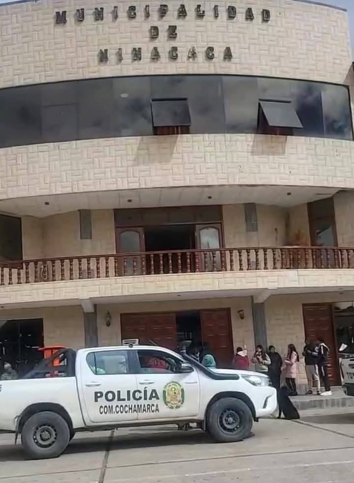 Pobladores retienen a alcalde y gerente municipal de Ninacaca en protesta