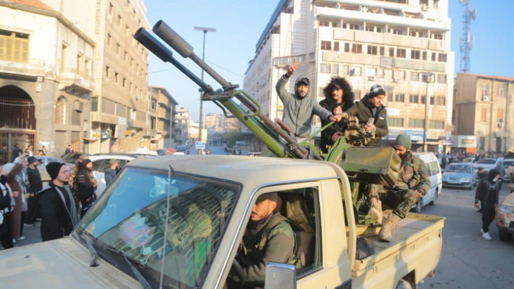 Sirios derriban simbolos de Assad