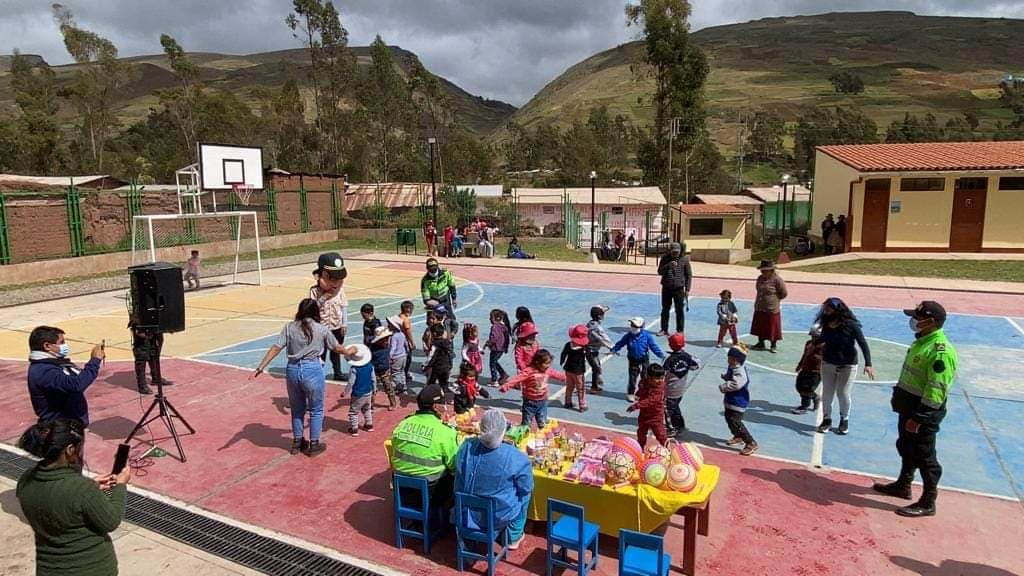 Policías llevaron alegría a los niños de Margos