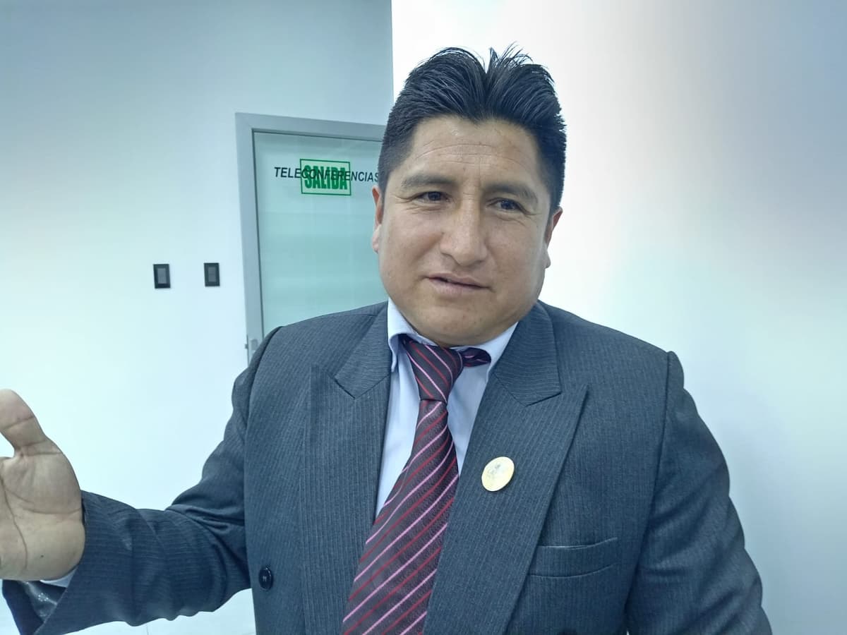 Gobernador falta a sesión para sustentar viajes: Consejero regional denuncia abandono institucional