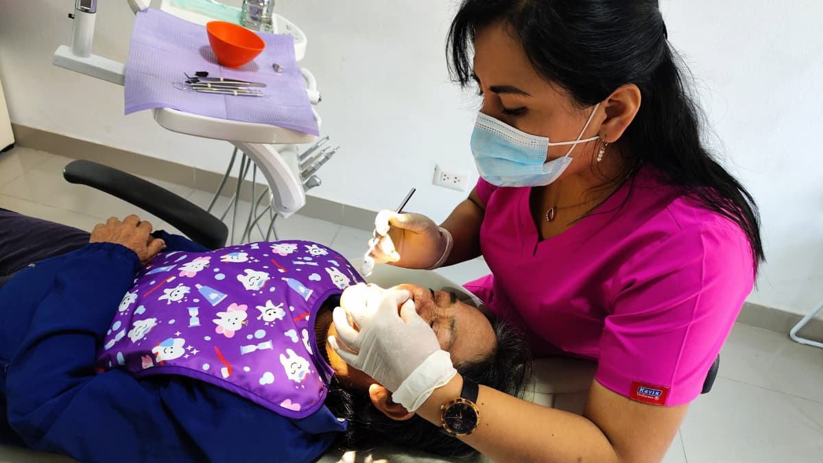 Amarilis: Municipalidad entrega prótesis dental a adulta mayor en situación vulnerable