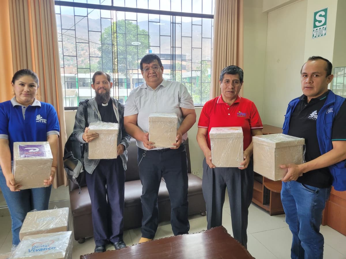 Shaolin entrega 450 libros a la DRE para beneficiar a colegios rurales