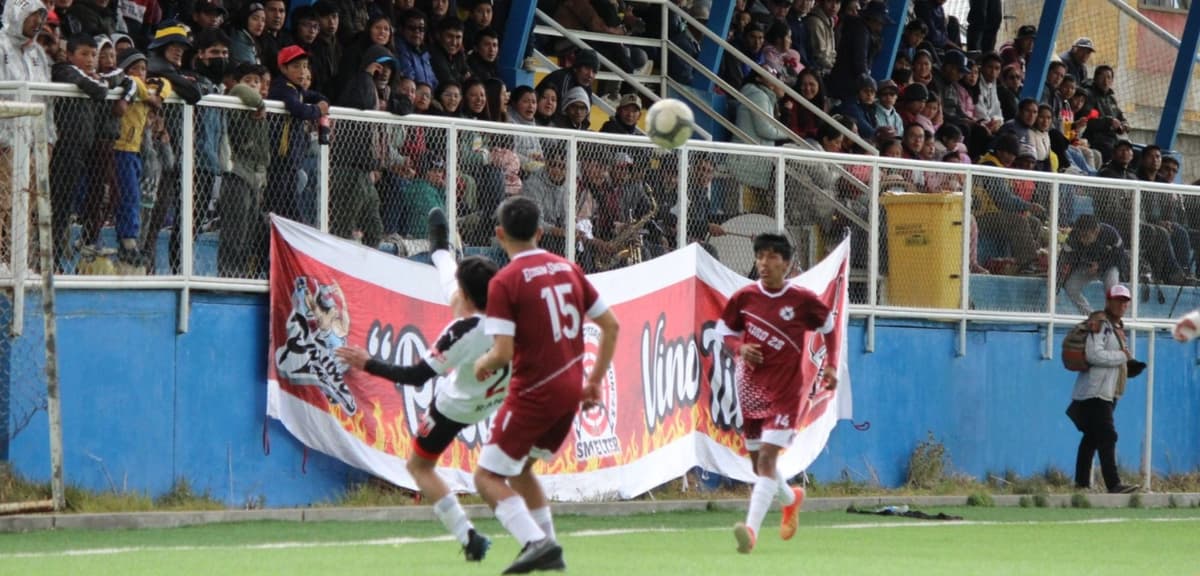 Columna Pasco recibe a Once Rebeldes en el Coloso