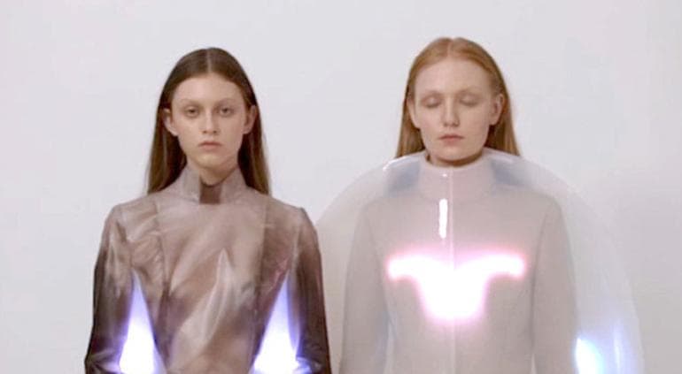 La ropa que diseñó Iga Weglinski 'Ropa emocional'prendas muestran el estrés y ansiedad en las personas