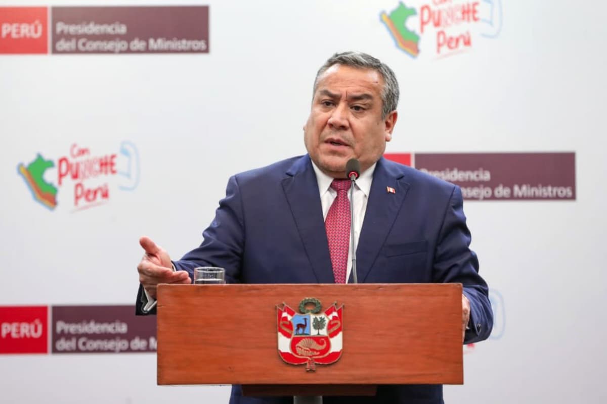 Gustavo Adrianzén renuncia ante inminente censura y crisis por masacre en Pataz