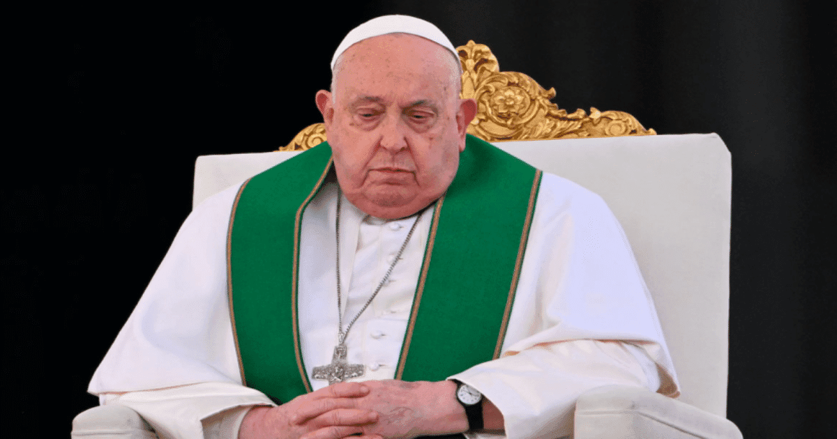 El Papa Francisco padece neumonía en ambos pulmones.