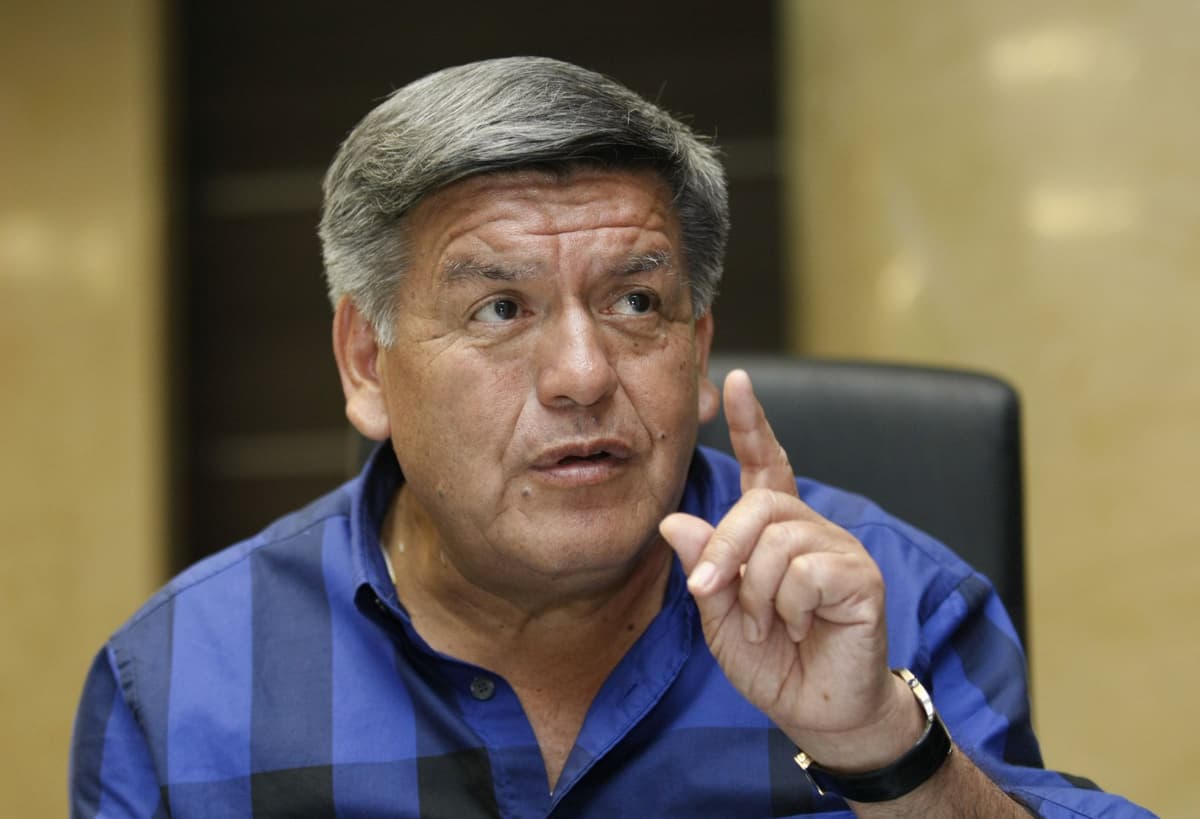 César Acuña defiende a su hermana por grados académicos y critica denuncias en medios