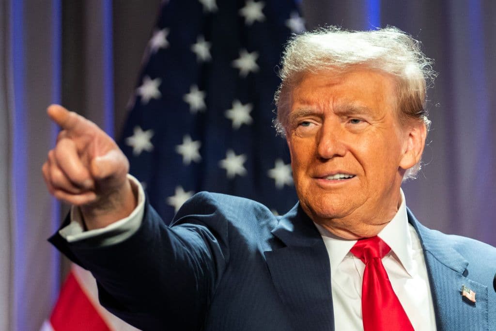 Trump aplicará aranceles del 25 por ciento a Canadá y México el martes