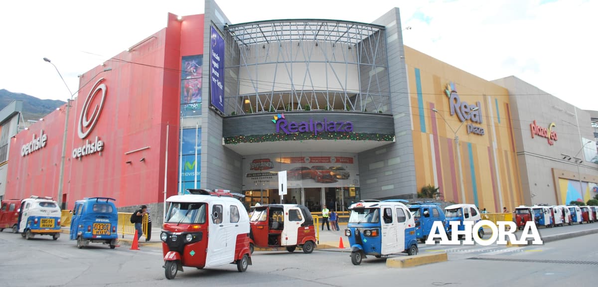 Policía y mujer fueron detenidos intentando sustraer productos de belleza del Real Plaza