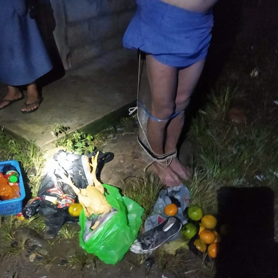 Vecinos arrestan y atan en poste de luz a presunto ladrón
