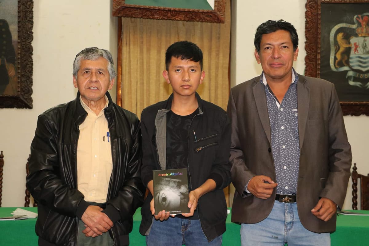 Vedoco Domínguez presentó su primer libro “Arcoirisbipolar”