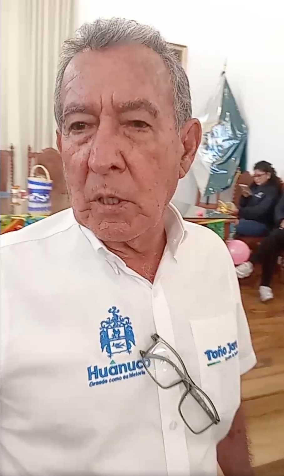 Alcalde se ofusca ante preguntas por su tributación y niega deuda, pese a reportes municipales en sentido contrario