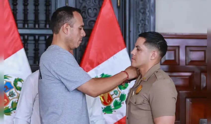 Jerí condecora a policía que abatió a sicario tras cometer asesinato a transportista en Comas
