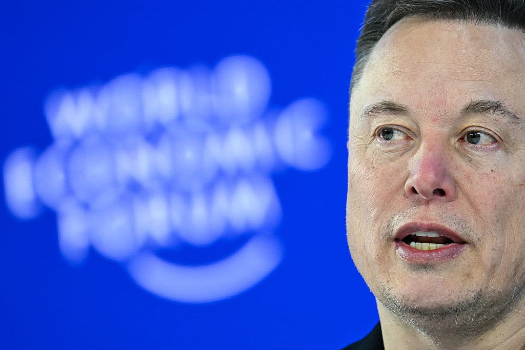 Elon Musk: Ante salidas y OPI inminente, enfocado en la luna