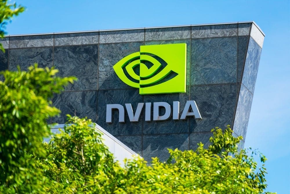 Wall Street baja por limitaciones a Nvidia y tensiones comerciales