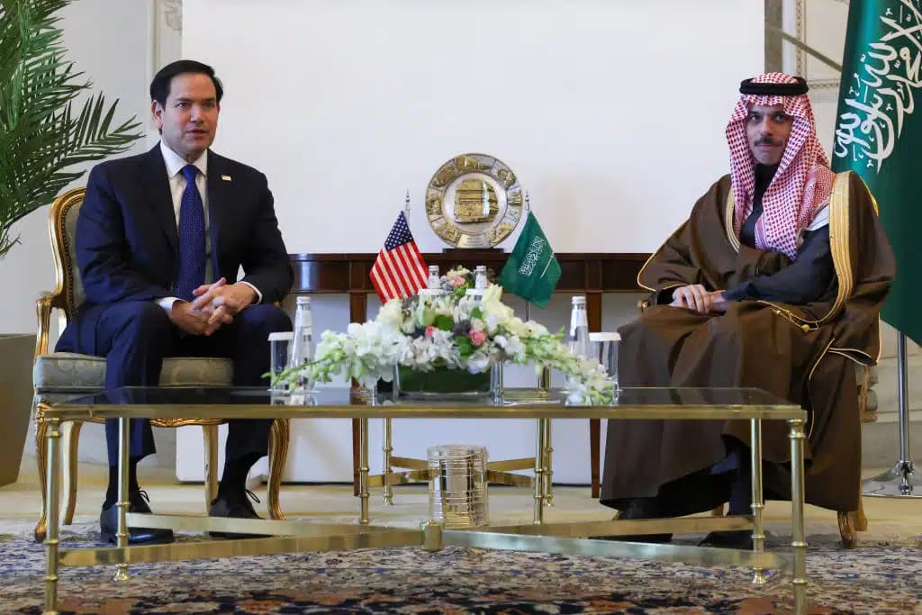 Conversaciones entre EE. UU. y Rusia en Arabia Saudita amplían la agenda más allá de Ucrania.